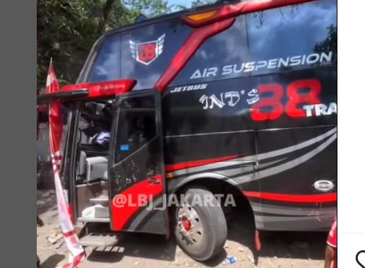 Tragedi kecelakaan bus yang mengangkut rombongan karyawan Rumah Sakit Bina Sehat (RSBS) Jember terjadi di lereng Gunung Bromo, Minggu (14/9) sore. (IG@LBJ)